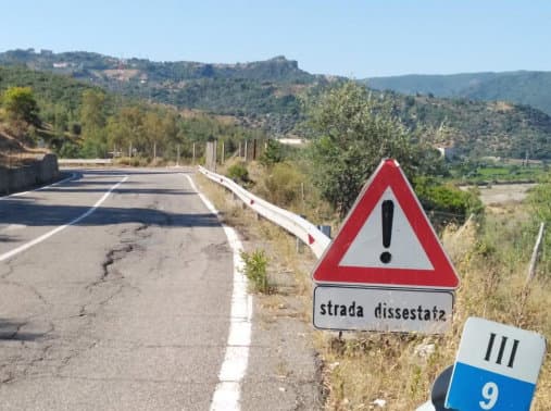 Statale 531, i segnali di pericolo sono ormai diventati parte del paesaggio