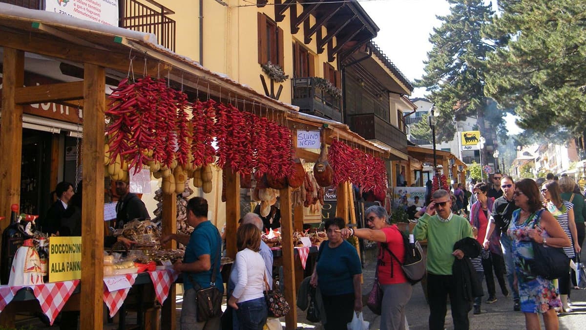 A Camigliatello si accolgono i turisti tra divertimento e tradizione