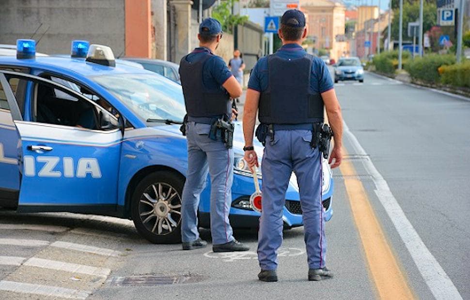 Perseguitava i coniugi anche con azioni violente, emesso divieto di avvicinamento per una donna di Castrovillari