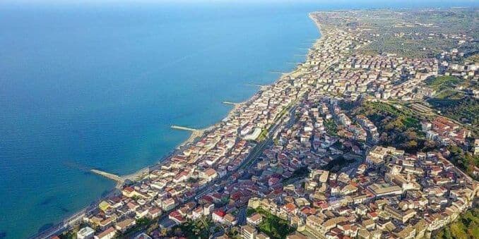 Allacci abusivi alla rete idrica e inadempienze nella gestione del servizio ambiente: a Cariati fioccano denunce