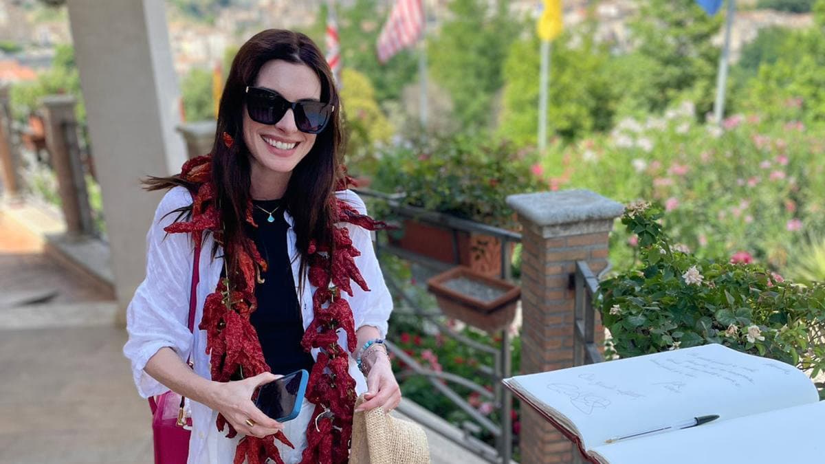L'attrice hollywoodiana Anne Hathaway ad Altomonte e con il pepe crusco è amore a prima vista