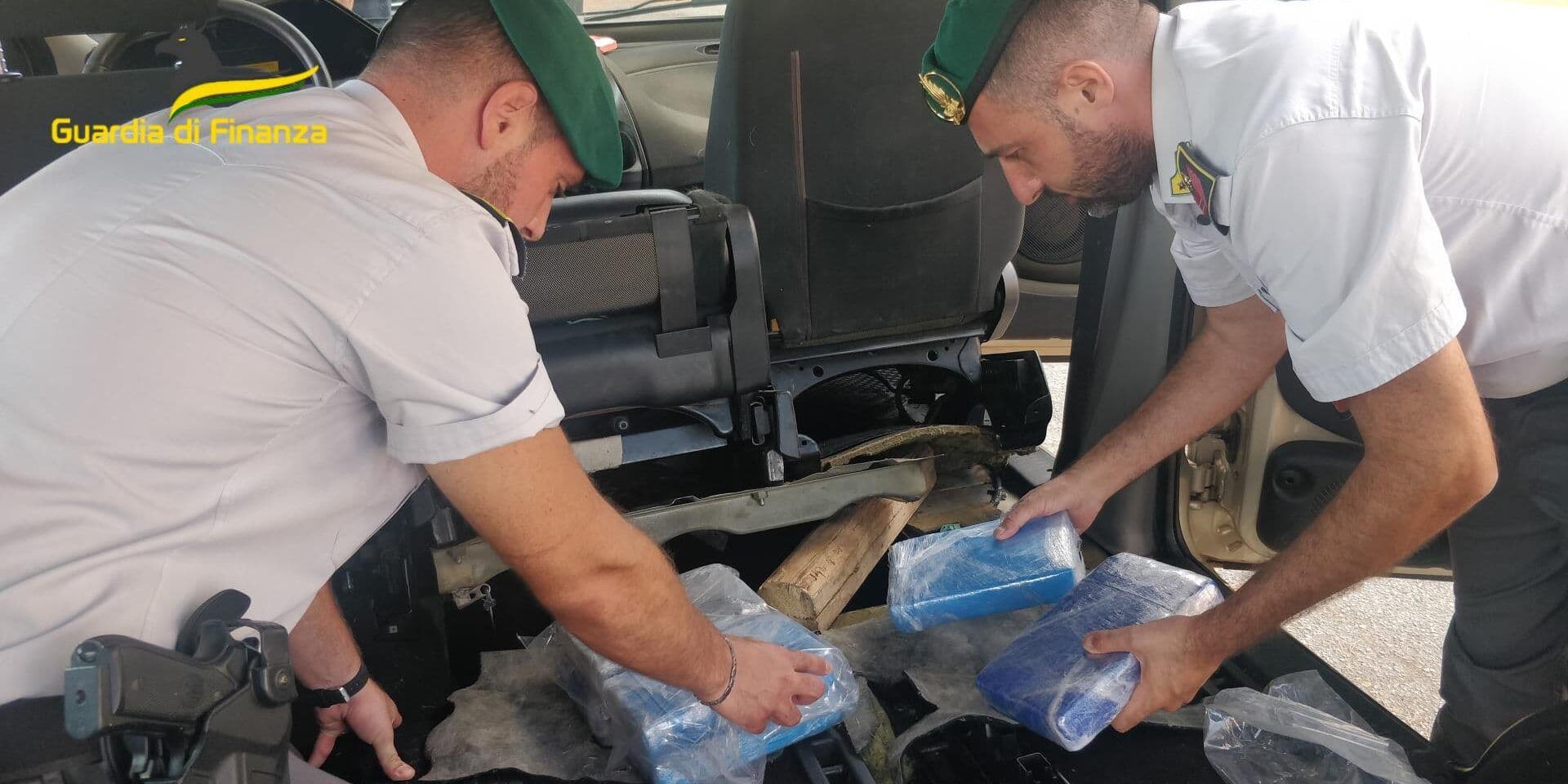 Bloccato sull’autostrada del Mediterraneo con 60 chili di cocaina, arrestato dalle Fiamme Gialle