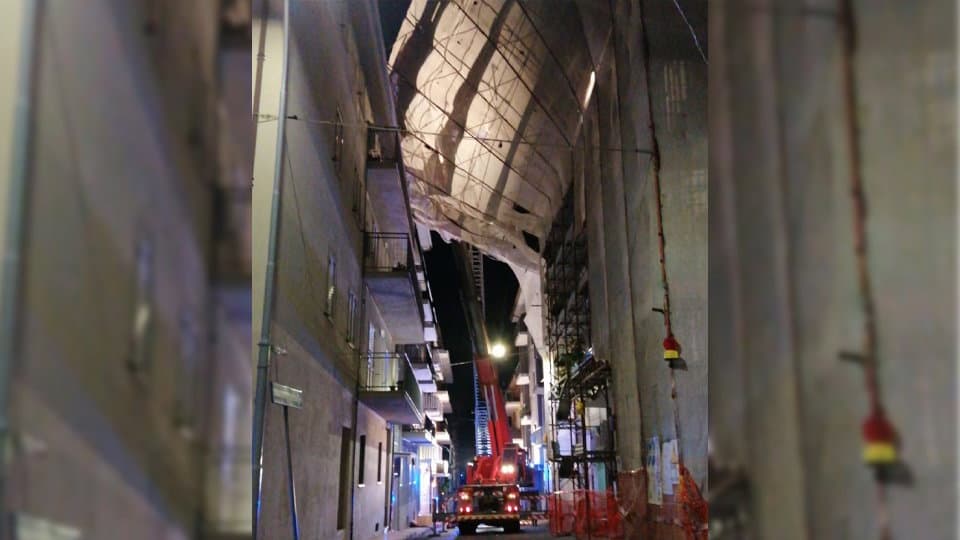 Cassano Jonio, impalcatura si stacca dal palazzo: necessario intervento dei Vigili del Fuoco