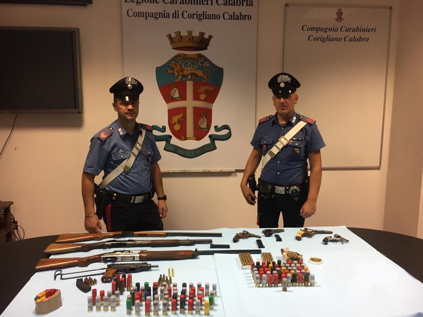 I carabinieri trovano una "santabarbara" a Fabrizio: fucili, pistole e pure una skorpion
