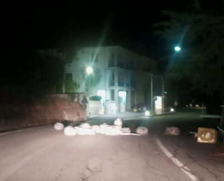 Le barricate dei lordazzi: a Oriolo spazzatura abbandonata per strada