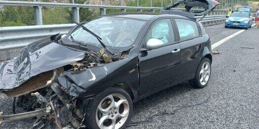 Tragedia sulla A2, l'auto sbanda e impatta in autostrada: perde la vita un 56enne