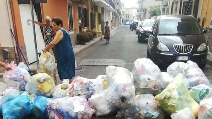 Cariati marina in rivolta: turisti e residenti hanno bloccato il traffico in più zone causando disservizi
