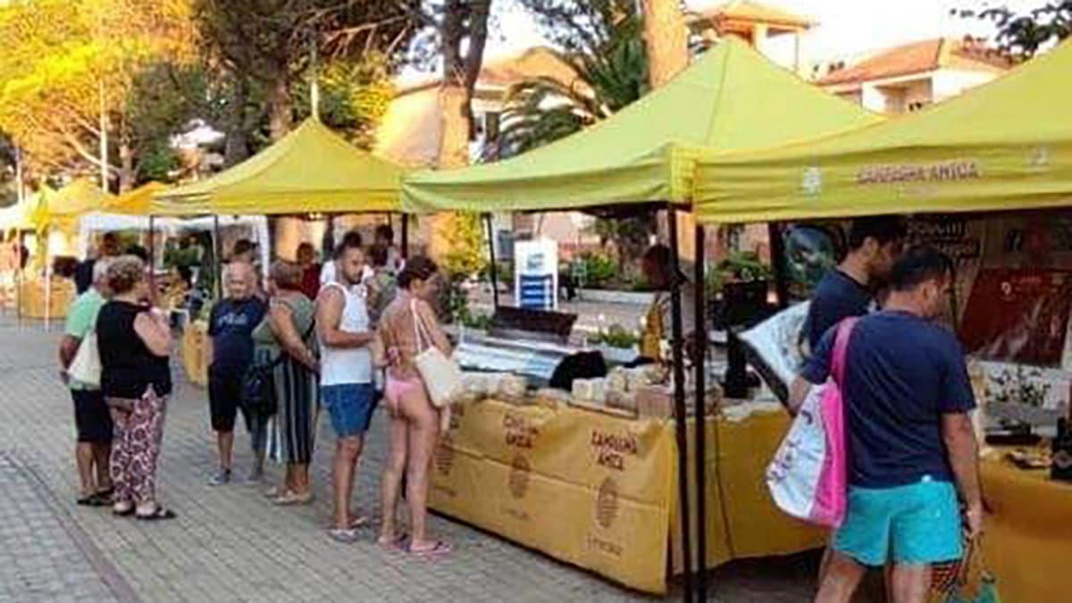 Turisti innamorati delle eccellenze del territorio: i prodotti di Campagna Amica nei villaggi Itaca e Nausicaa