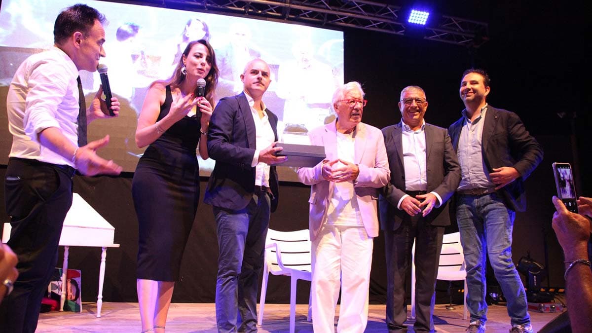 Peppino di Capri ammaliato da Sibari e dalla Calabria. In mille all'arena dei Laghi per applaudire il cantautore