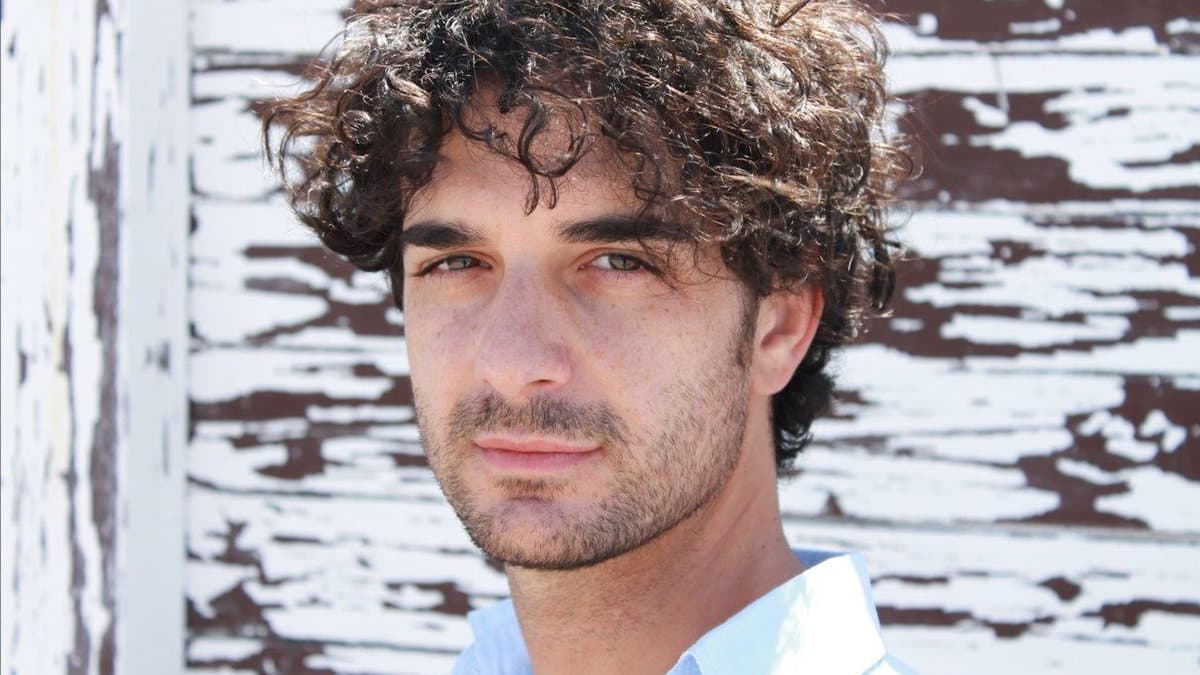 Luca Attadia, l’attore rossanese che ha stregato il pubblico, si racconta in un aperitivo letterario