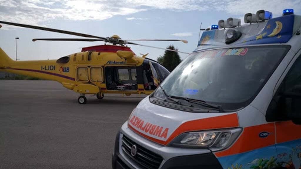 Va in arresto cardiaco mentre è in piscina, un giovane salvato dai sanitari del 118