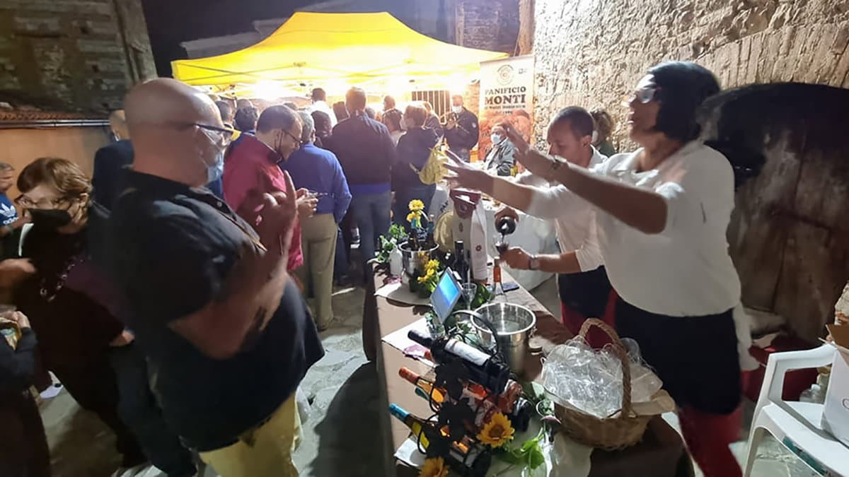 Street food a Cerchiara di Calabria, protagonisti il pane con la "gobba" e l'olio