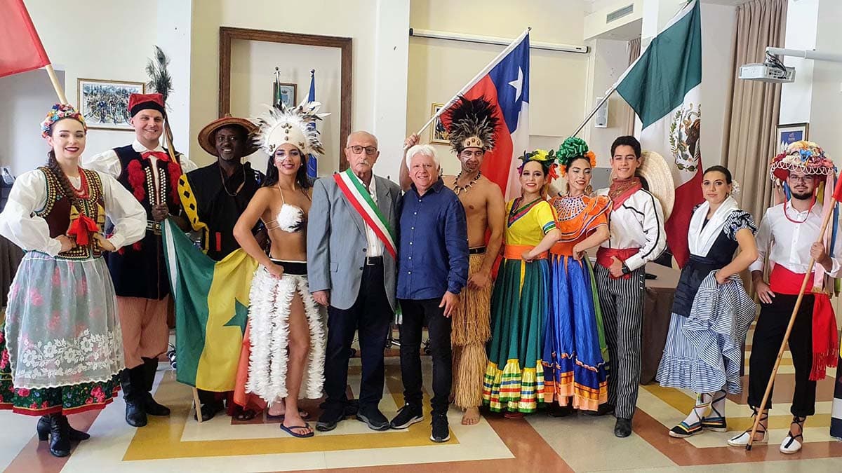 A Castrovillari la 36esima Estate internazionale del folklore: scambio di doni in comune