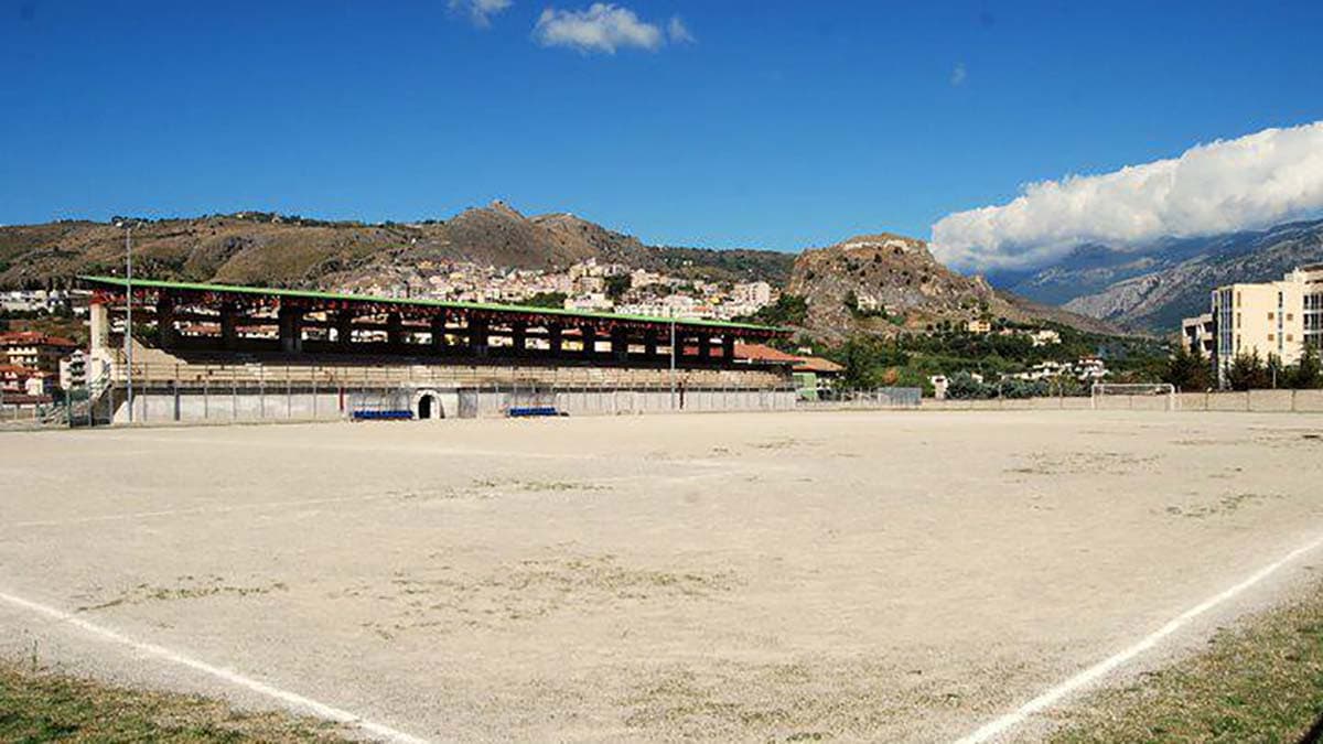 Cassano, un nuovo volto per lo stadio “Pietro Toscano”: approvato il progetto di rifacimento in erba naturale