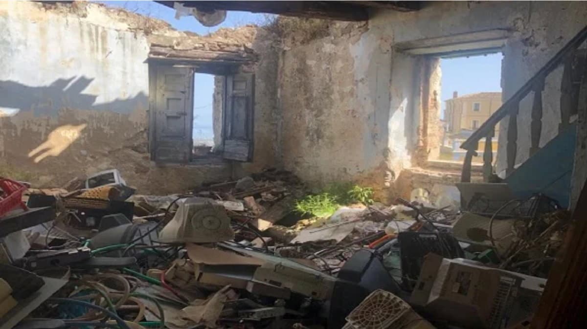 «Il sindaco riferisca in consiglio comunale dello stabile-discarica di via Cerasaro»