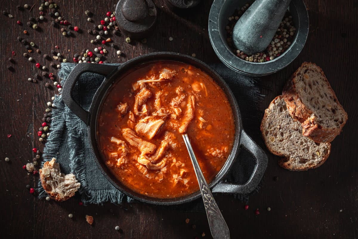 "Cucina Calabrese" non è un semplice libro di ricette ma un percorso nella storia e nelle tradizioni della nostra regione