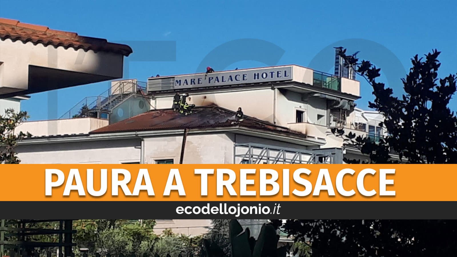 Trebisacce, incendio sul tetto del Miramare Palace Hotel. Domate le fiamme