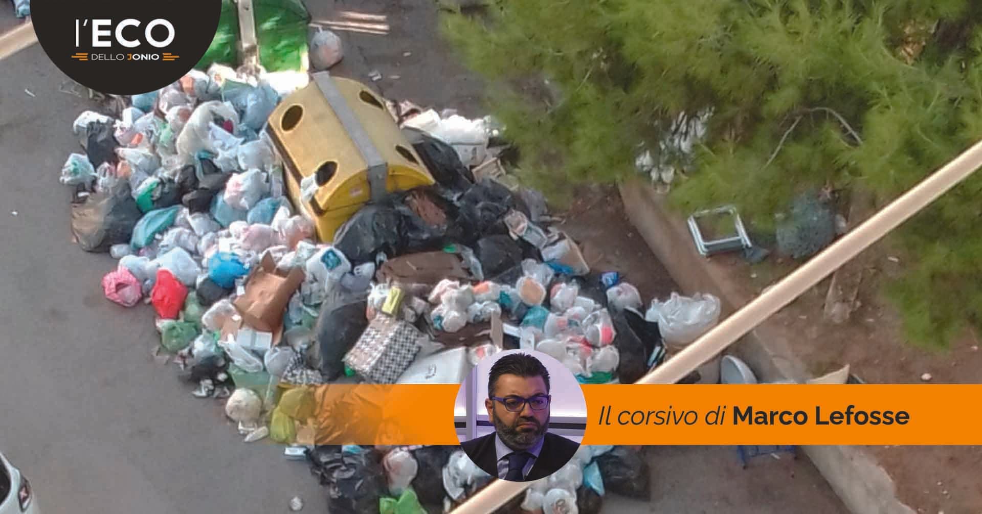 Emergenza rifiuti, ognuno dice la sua mentre le strade si riempiono di monnezza