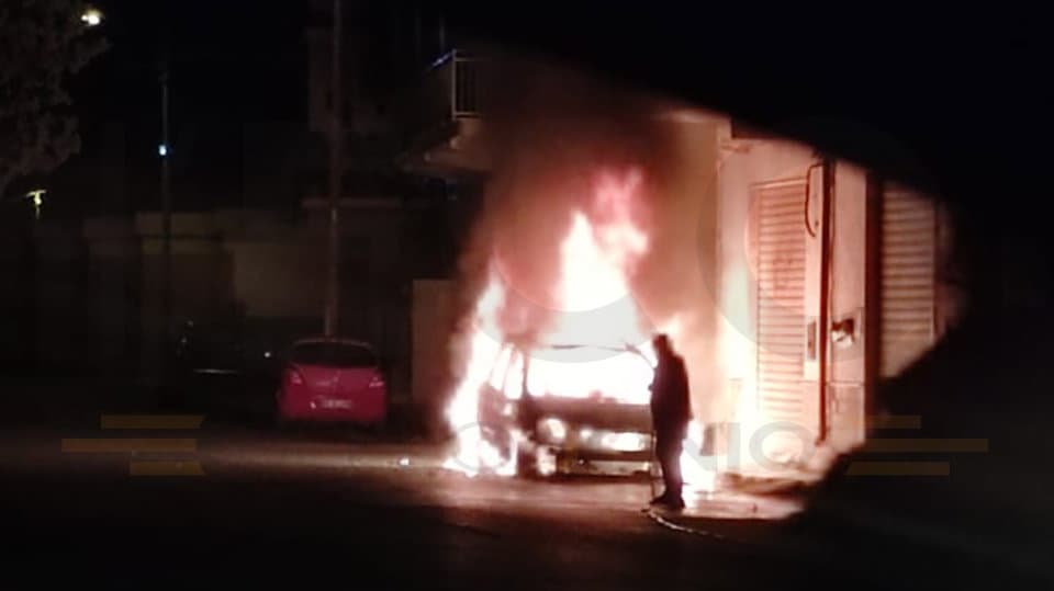 Notte di fuoco a Trebisacce: alle fiamme l'auto di una docente. Si presume il dolo