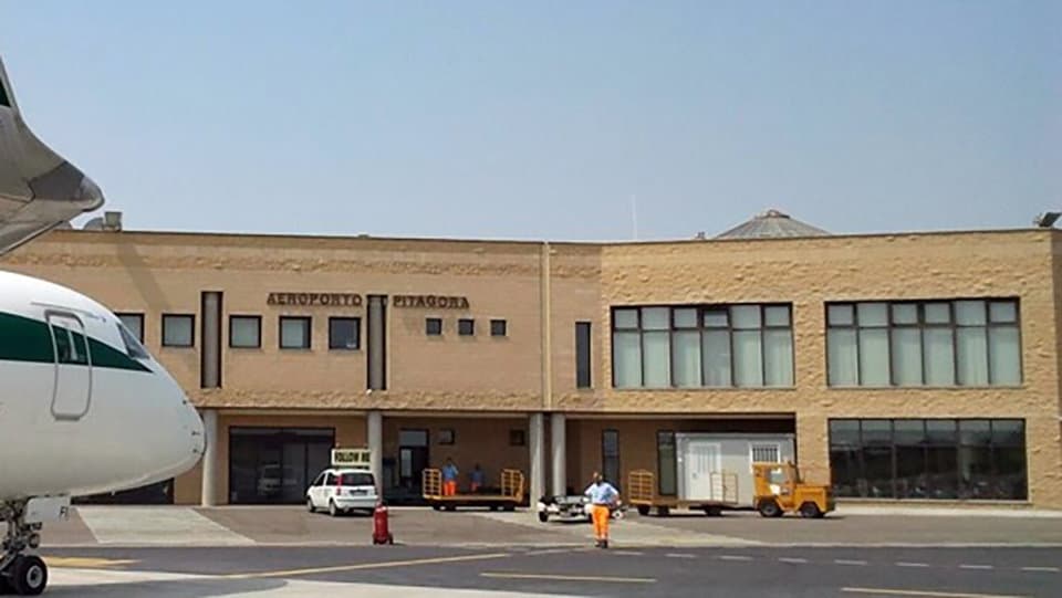 Aeroporti calabresi, il M5s non ci sta: «Anche lo scalo di Crotone merita lo stesso trattamento»