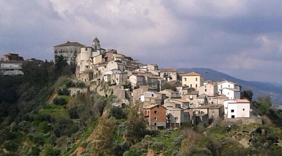 A Caloveto è bufera sui canoni idrici e su quei 6 euro di "spese di spedizione"