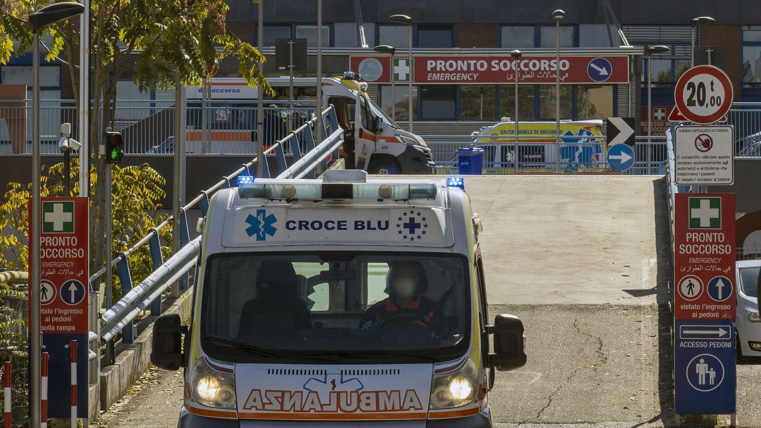 Anziano cade in casa e si frattura il femore: va in ospedale e... «muore per Covid»