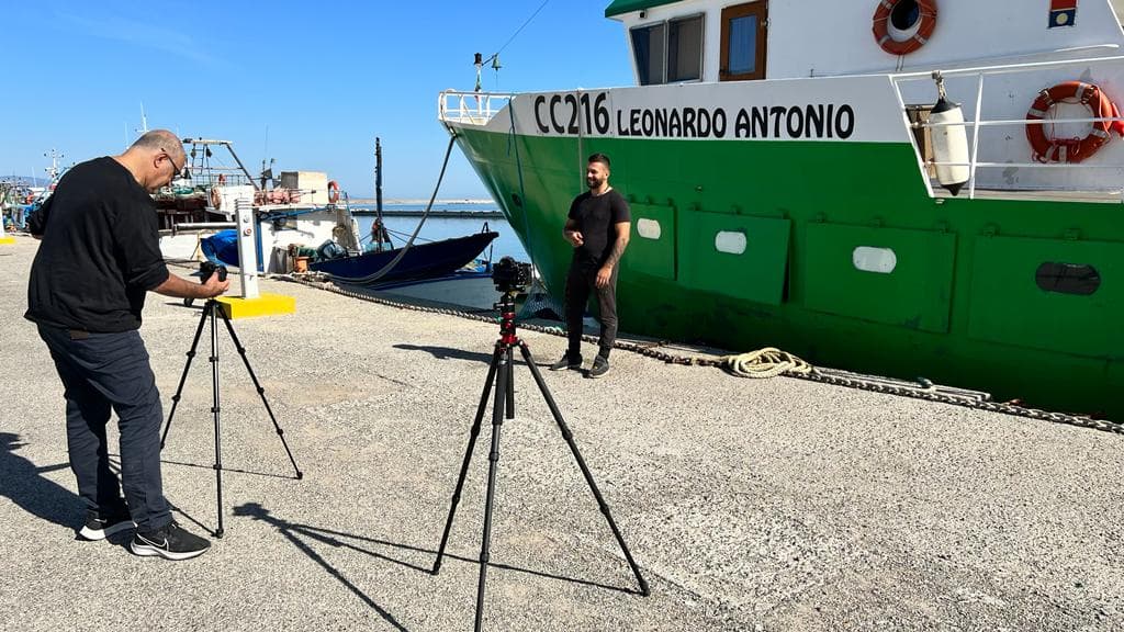 Franz Cerami a lavoro tra i vicoli e i quartieri di Corigliano-Rossano: l'artista pensa alle sue installazioni