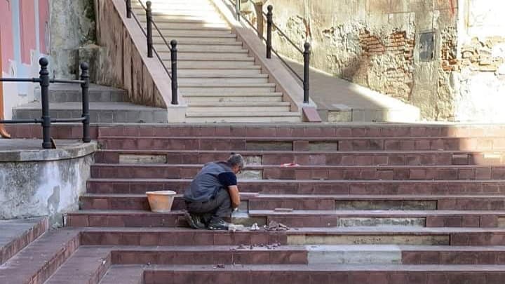 La "Scalilla" del centro storico di Corigliano riprende colore e decoro grazie all'Associazione Ri-bellezza