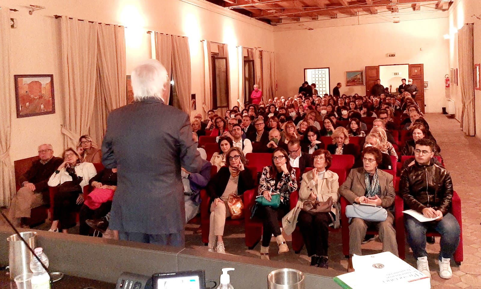 Una Sala Rossa intergenerazionale stracolma per le lezioni di Filosofia