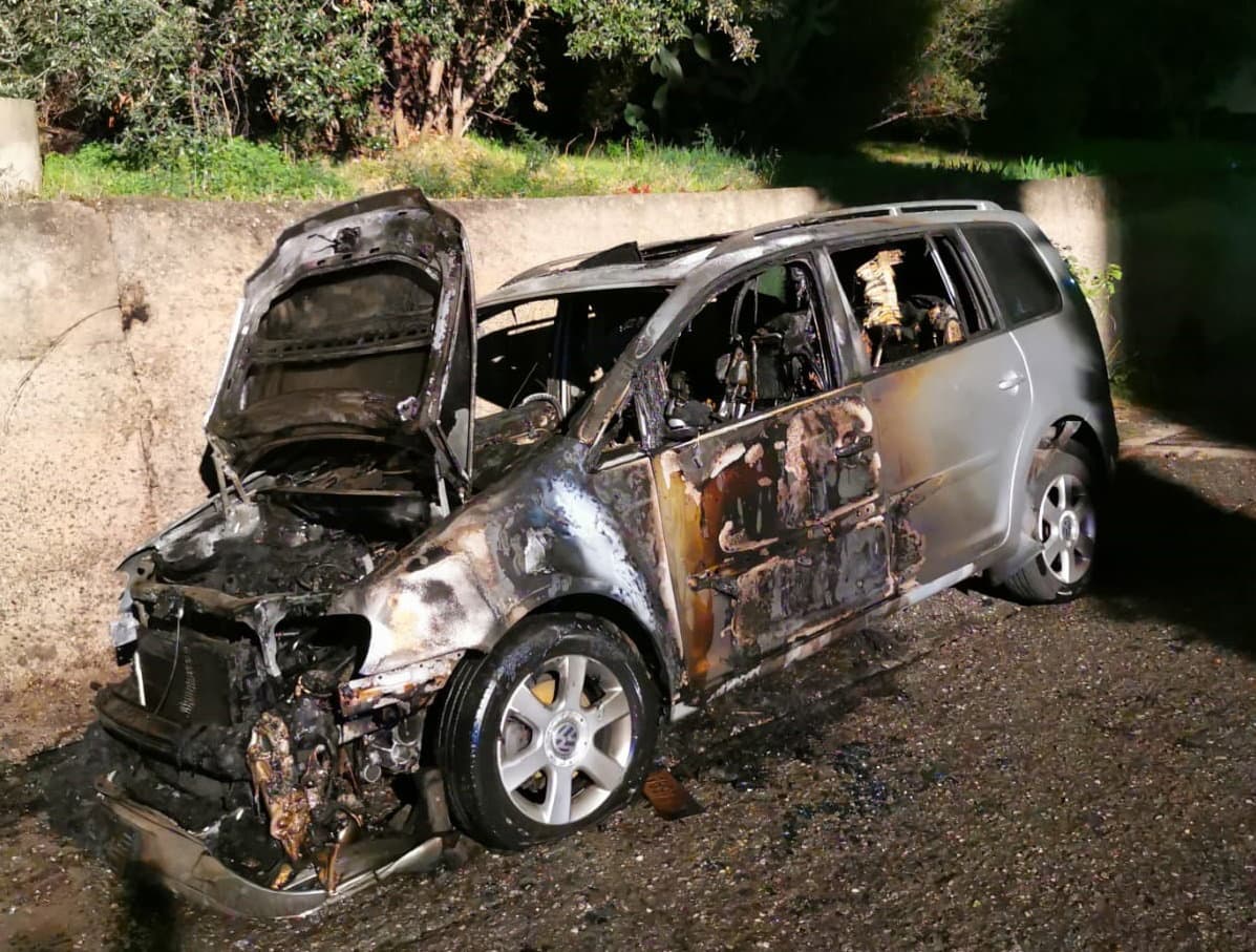 Trebisacce, ennesima auto in fiamme: i carabinieri indagano
