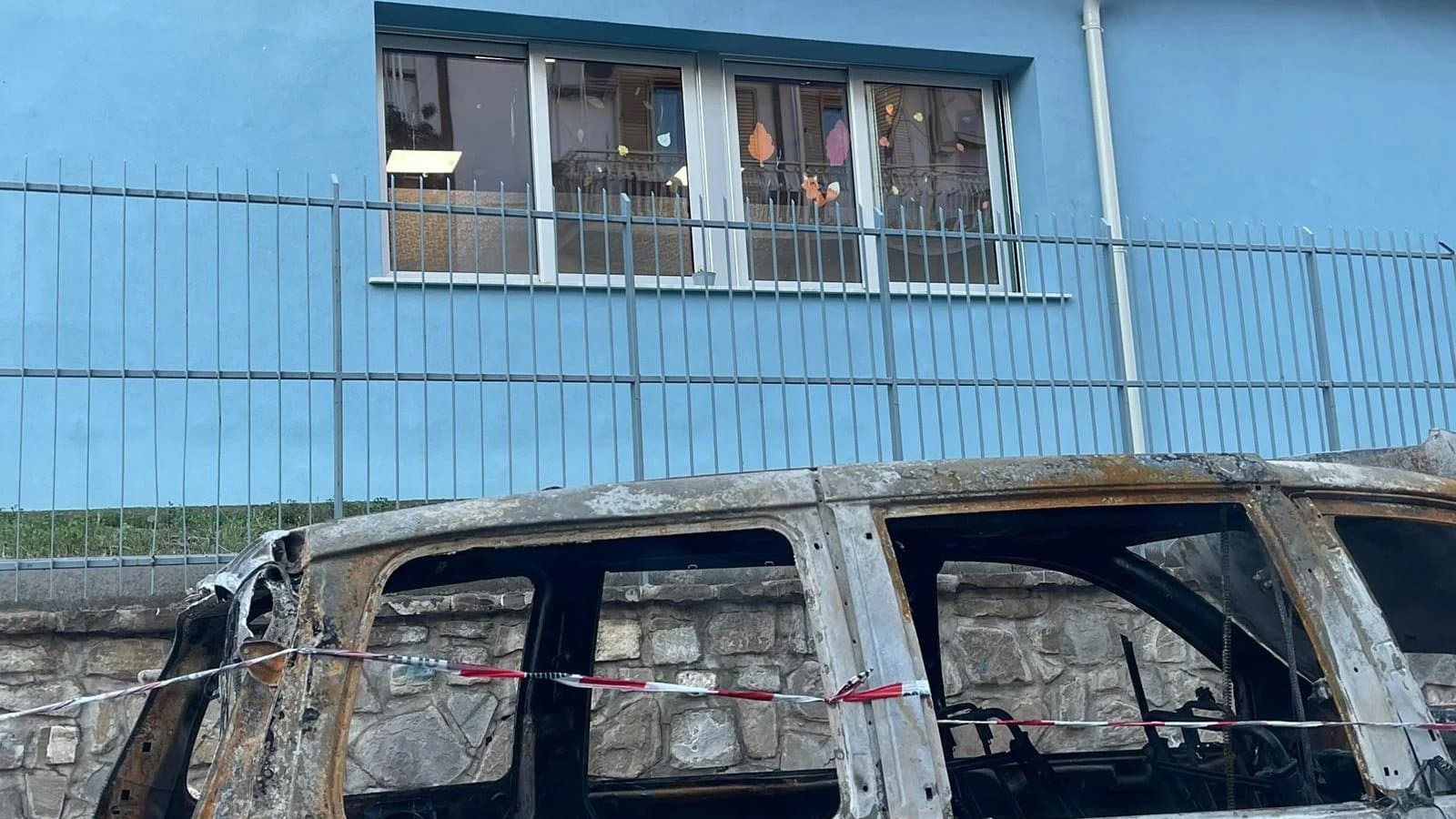 Trebisacce, il rogo di un'autovettura ha danneggiato i vetri di una classe della scuola elementare