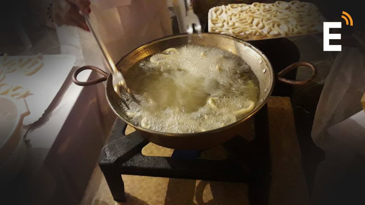 Questo è il giorno di sua maestà il fritto: pronti per Scorateddi, Crustuli, Chinuliddi e Pasta Cumpett'
