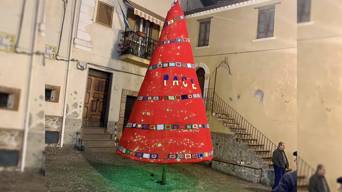 A Cropalati un albero di Natale simbolo della pace: 1.650 mattonelle di lana per dire “no” alla guerra