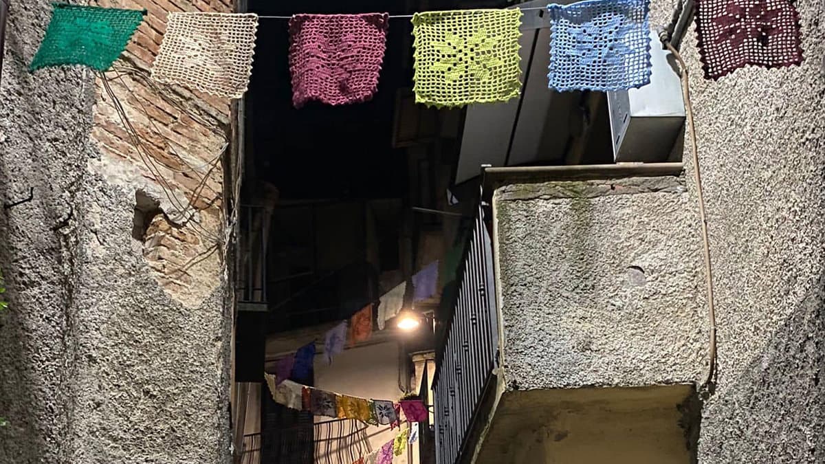 Il borgo di Longobucco si cosparge di magia: per le vie tante creazioni all’uncinetto colorate e “home made”