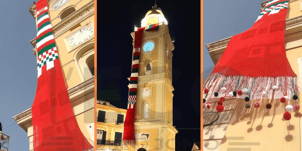 La magia del Natale abbraccia la Torre dell’orologio nel centro storico di Rossano