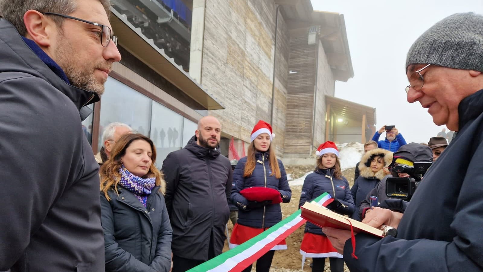 A Monte Botte Donato il presepe di ghiaccio continua ad incantare i turisti della Sila