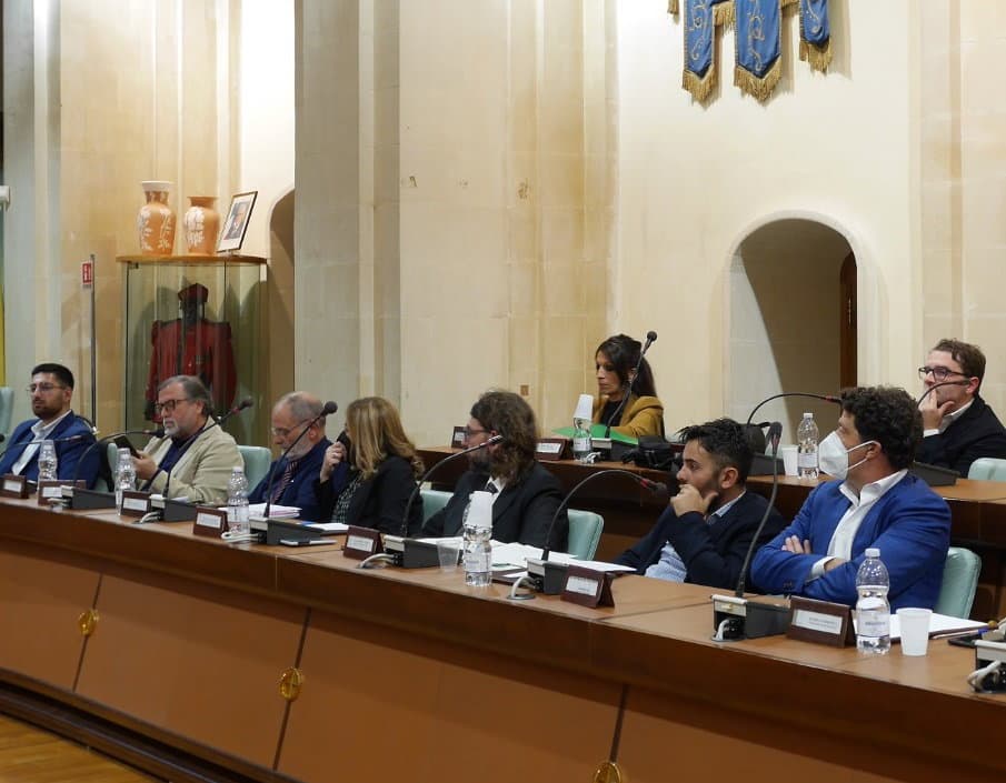 «Beh cambiamo canale!» Continua il sequel sugli eventi estivi. La maggioranza prova a «smontare lo scandalo»