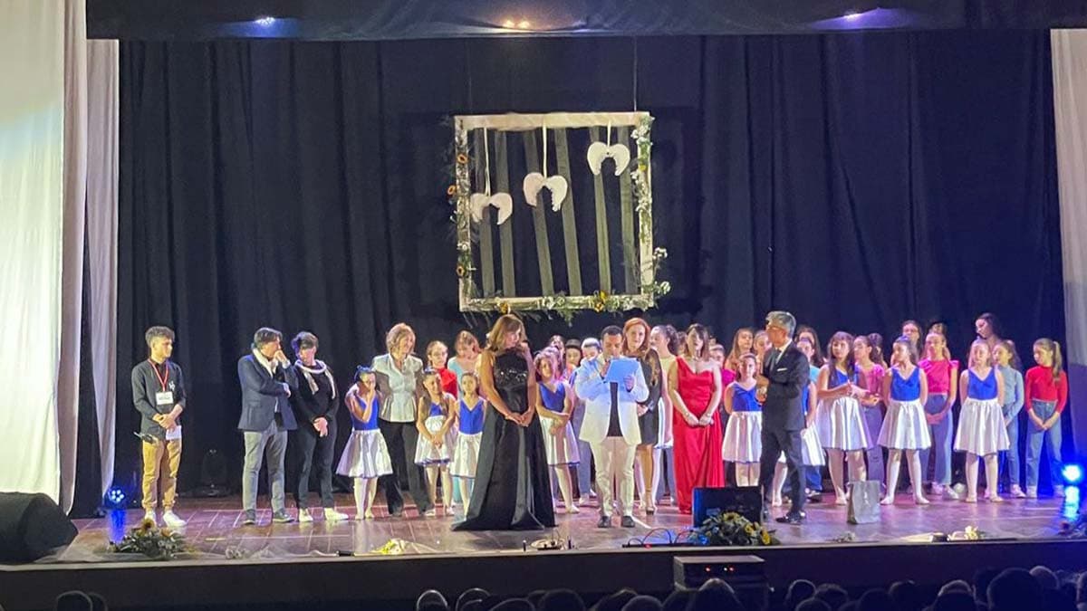 "Lo spettacolo degli angeli" un inno a chi non c'è più: un turbino di emozioni sul teatro Metropol