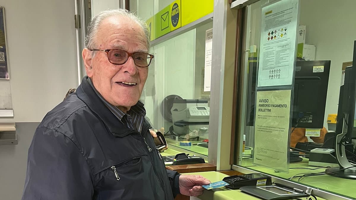 Alberto Mario è il nonnino ultracentenario “smart” dell’ufficio postale di Acquaformosa