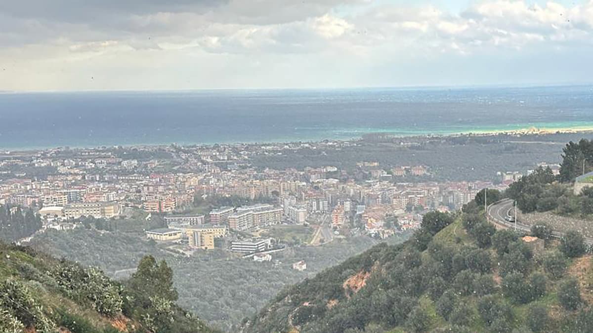 Nevica a Co-Ro. Timidi fiocchi anche sul borgo marinaro di Schiavonea