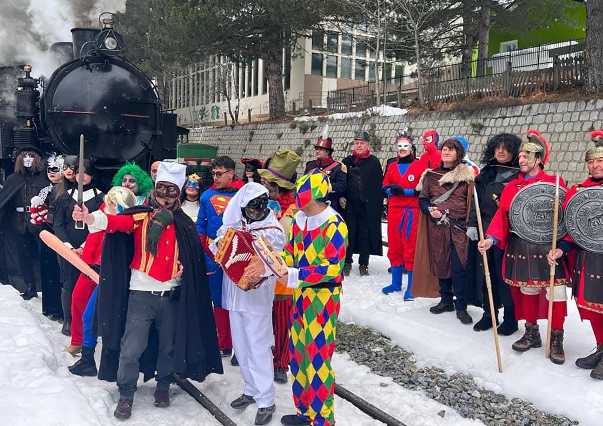 Il Treno della Sila si è vestito di Carnevale: ieri la la prima giornata all'insegna del divertimento