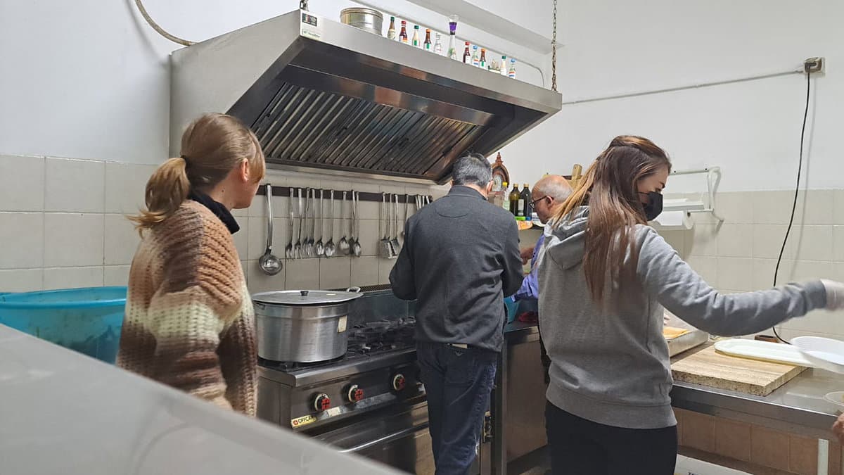 Ritorna il "pasto caldo" alla mensa Caritas di Schiavonea