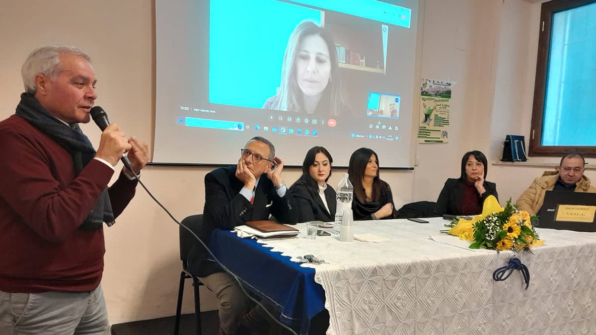 A Longobucco una panchina gialla e un convegno contro il cyberbullismo