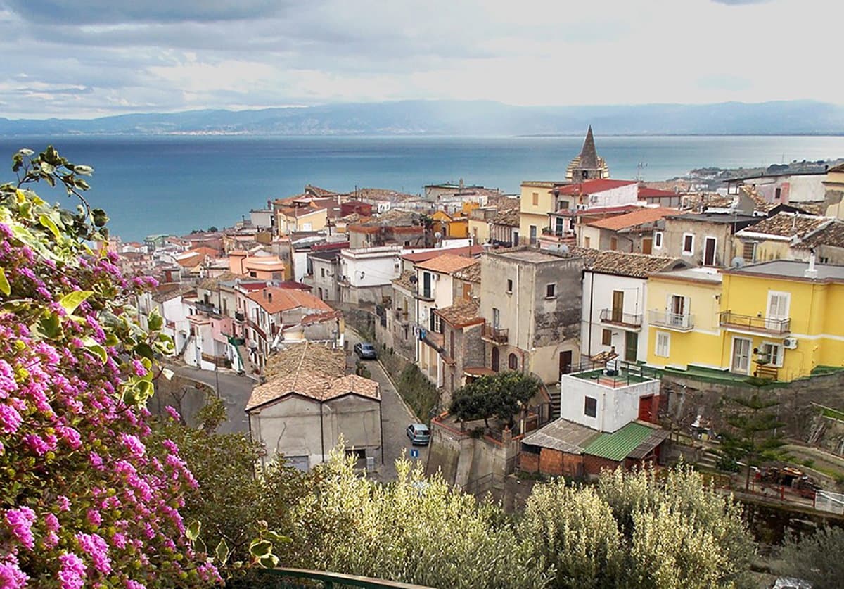Trebisacce: area intorno al Bastione, balcone sullo jonio, verso il consolidamento