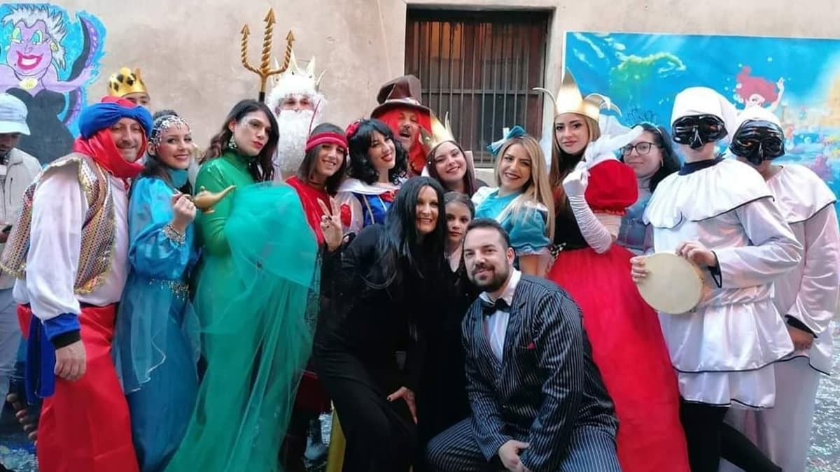 Cariati, un fiume di gente nella cittadella fortificata per celebrare la festa più colorata dell'anno