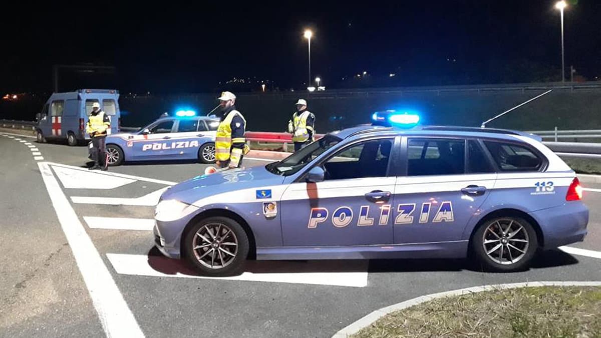 A spasso con la droga e un coltello apribile da 16 centimetri: fermato dalla Polizia