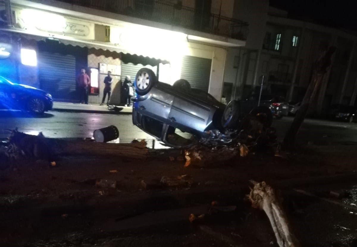Spettacolare incidente alle porte di Schiavonea, per fortuna nessun ferito