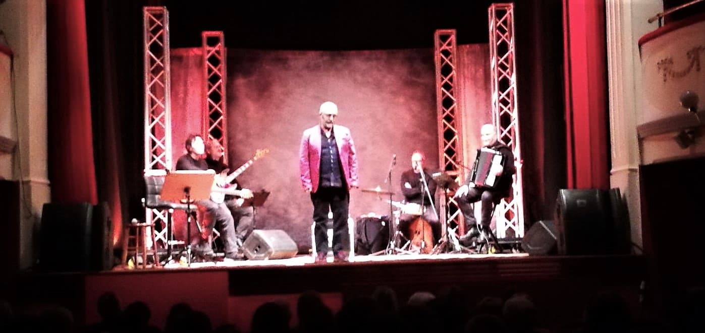 Paolo Caiazzo incanta il teatro Comunale di Cassano con la sua profonda verve comica