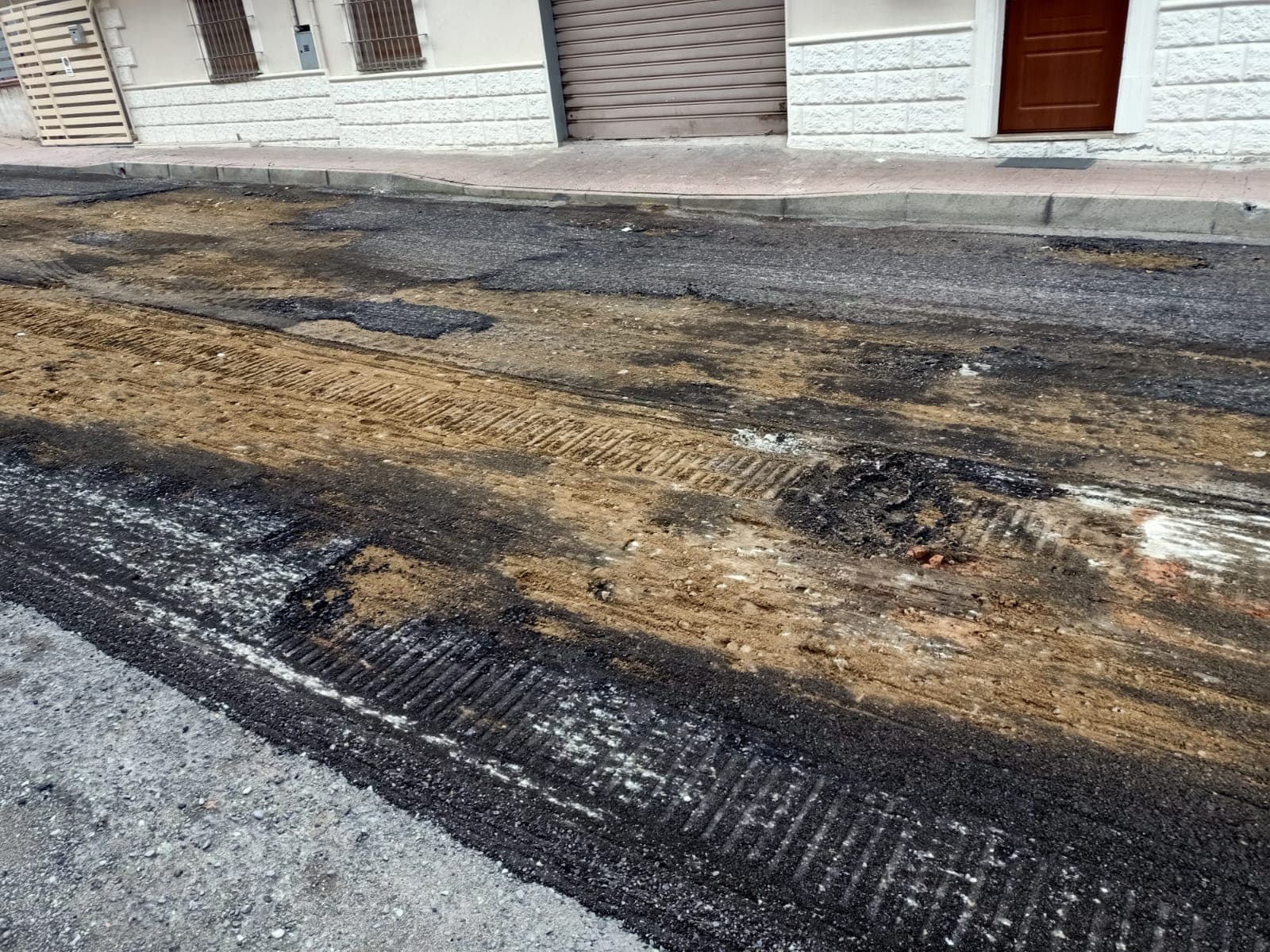 Gli anni dello sfacelo: ri-bitumano la strada e sotto vengono fuori tutti i guai di una urbanizzazione mai nata