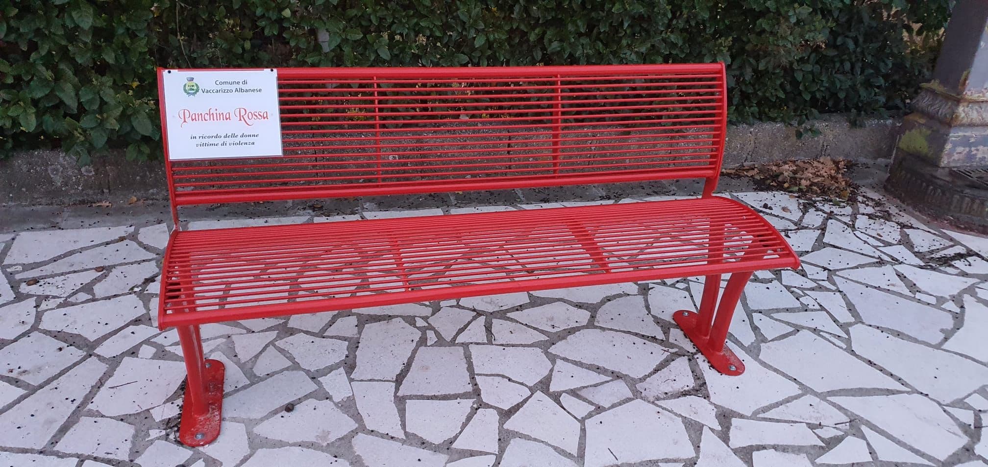 A Vaccarizzo una panchina rossa: monito contro tutte le violenze